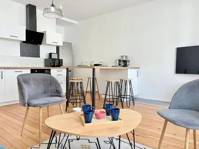 Cuisine ou kitchenette dans l'établissement Hypercentre - 3 chambres - proche château et commerces