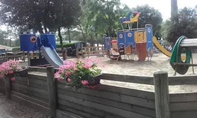 Aire de jeux pour enfants de l'établissement Bungalow accueillant à Saint-Jean-de-Monts avec piscine