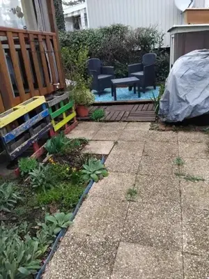 Jardin de l'établissement Bungalow accueillant à Saint-Jean-de-Monts avec piscine