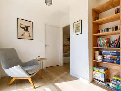 Bibliothèque dans la maison de vacances
