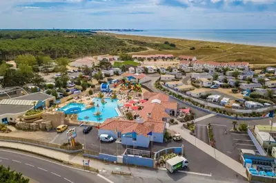 Piscine de l'établissement Sol à gogo 3 Chambres à 50 m de la plage ou située à proximité