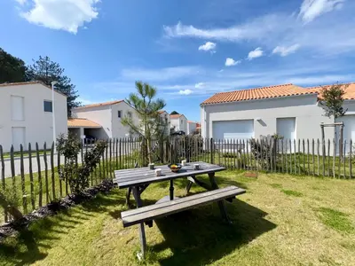 Jardin de l'établissement Maison neuve avec WIFI, près de la forêt à Saint-Jean-de-Monts - FR-1-323-572