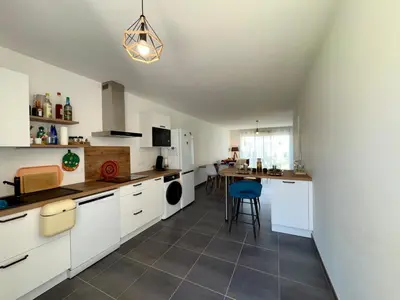 Cuisine ou kitchenette dans l'établissement Maison neuve avec WIFI, près de la forêt à Saint-Jean-de-Monts - FR-1-323-572