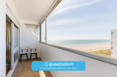 Vue générale sur la mer ou vue sur la mer prise depuis l'appartement