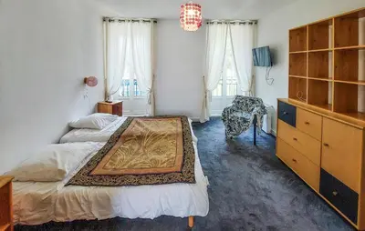 Un ou plusieurs lits dans un hébergement de l'établissement 4 Bedroom Awesome Home In Paimboeuf