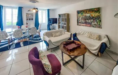 Coin salon dans l'établissement 4 Bedroom Awesome Home In Paimboeuf
