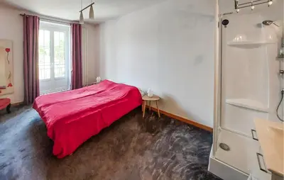 Un ou plusieurs lits dans un hébergement de l'établissement 4 Bedroom Awesome Home In Paimboeuf