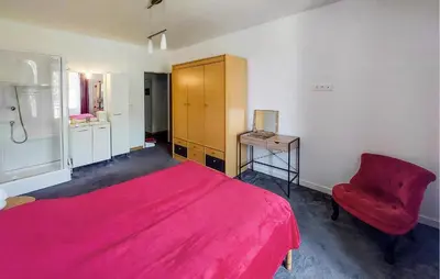 Un ou plusieurs lits dans un hébergement de l'établissement 4 Bedroom Awesome Home In Paimboeuf