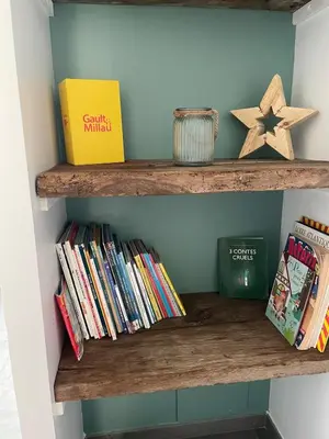 Bibliothèque dans la maison de vacances