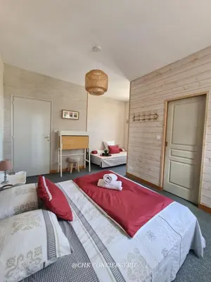 Un ou plusieurs lits dans un hébergement de l'établissement Dors Fée Duplex avec Toit-Terrasse et Salle de Jeux - Centre Bourg à 4 min du Puy duFou