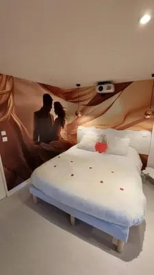 Un ou plusieurs lits dans un hébergement de l'établissement les delices rooms-loveroom white