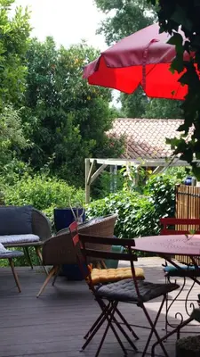 Jardin de l'établissement Charme de l ancien et confort moderne