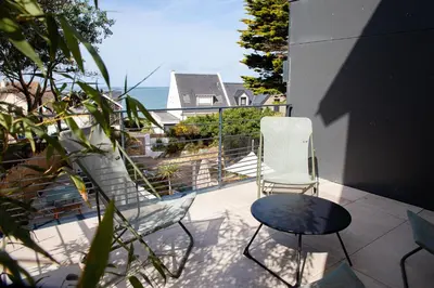 Balcon ou terrasse dans l'établissement Villa avec vue mer, accès plage à 2 minutes à pied