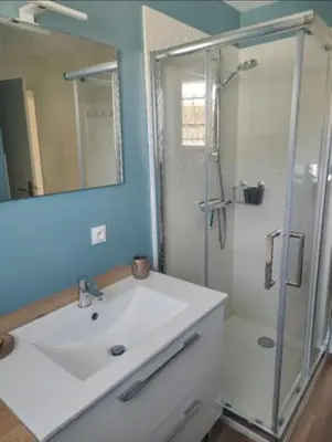 Salle de bains dans l'établissement Jolie maison brévinoise