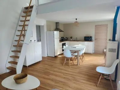 Cuisine ou kitchenette dans l'établissement Jolie maison brévinoise
