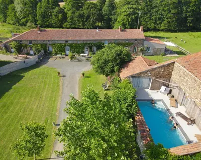 Piscine de l'établissement Le logis de la Grange aux Gîtes de l'Etang des Noues, ou située à proximité