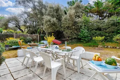Jardin de l'établissement Maison pour 6 adultes 4 enfants à 100m de la plage