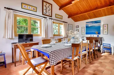 Télévision ou salle de divertissement dans l'établissement Maison pour 6 adultes 4 enfants à 100m de la plage