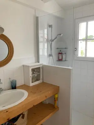 Salle de bains dans l'établissement Noirmoutier centre Maison 5 chambres avec 5 SdB & Grand jardin