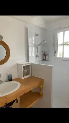 Salle de bains dans l'établissement Noirmoutier centre Maison 5 chambres avec 5 SdB & Grand jardin