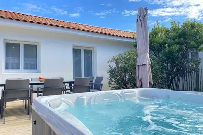 Piscine de l'établissement Villa Tanzanie - Domaine Le Sherwood ou située à proximité