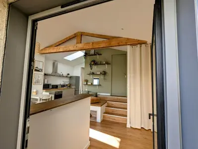 Cuisine ou kitchenette dans l'établissement La Petite Roche, dépendance cosy avec sauna