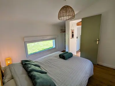 Un ou plusieurs lits dans un hébergement de l'établissement La Petite Roche, dépendance cosy avec sauna
