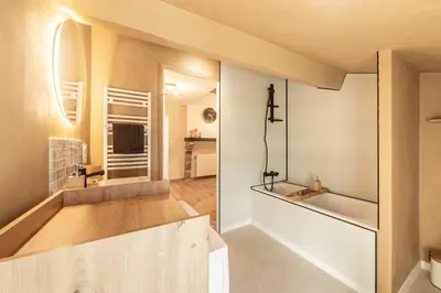 Salle de bains dans l'établissement Le Havre de Pierres, Puy du Foù