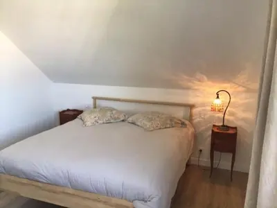 Un ou plusieurs lits dans un hébergement de l'établissement Appartement privatif étage maison - 2 chambres - 5 couchages - Jardin