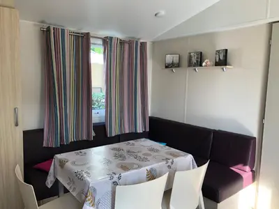 Coin salon dans l'établissement Mobilhome 3 chambres camping 4 étoiles