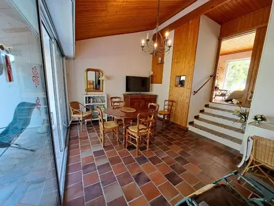 Télévision ou salle de divertissement dans l'établissement Charmante maison 6 pers. accès forêt, 600m plage, animaux admis - FR-1-323-582