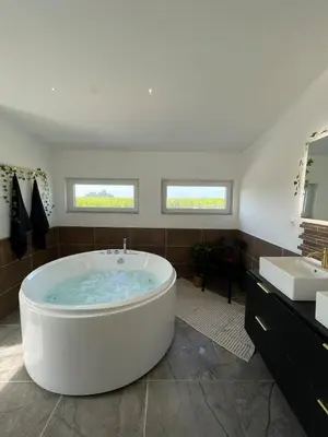 Salle de bains dans l'établissement Bulles & Vignes - SPA Balnéo