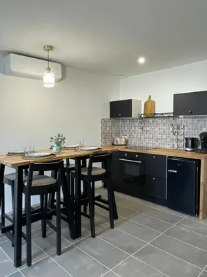 Cuisine ou kitchenette dans l'établissement Bulles & Vignes - SPA Balnéo