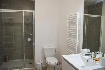 Salle de bains dans l'établissement Logement neuf - cœur de ville
