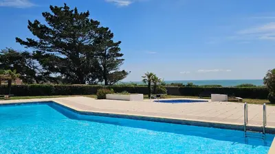 Piscine de l'établissement Maisonnette des Poissons, à 50 m de la mer ou située à proximité