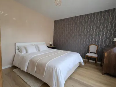 Un ou plusieurs lits dans un hébergement de l'établissement Appartement confortable avec jardin privatif, proche plage, idéal pour couple - FR-1-364-184