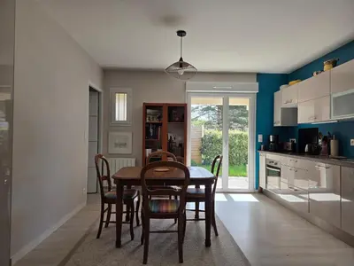 Cuisine ou kitchenette dans l'établissement Appartement confortable avec jardin privatif, proche plage, idéal pour couple - FR-1-364-184