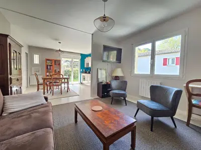Coin salon dans l'établissement Appartement confortable avec jardin privatif, proche plage, idéal pour couple - FR-1-364-184