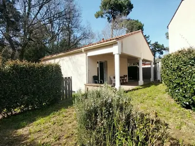 Jardin de l'établissement Appartement confortable avec jardin privatif, proche plage, idéal pour couple - FR-1-364-184