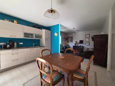 Cuisine ou kitchenette dans l'établissement Appartement confortable avec jardin privatif, proche plage, idéal pour couple - FR-1-364-184