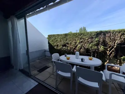 Balcon ou terrasse dans l'établissement Maison de vacances près de la forêt pour 4 pers avec parking - FR-1-323-581