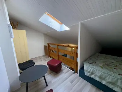 Un ou plusieurs lits dans un hébergement de l'établissement Maison de vacances près de la forêt pour 4 pers avec parking - FR-1-323-581