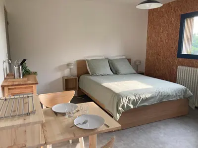 Un ou plusieurs lits dans un hébergement de l'établissement Chambre calme et spacieuse pour amoureux de la nature
