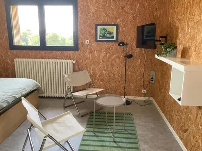 Télévision ou salle de divertissement dans l'établissement Chambre calme et spacieuse pour amoureux de la nature