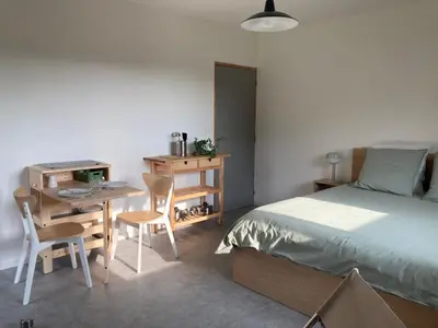 Un ou plusieurs lits dans un hébergement de l'établissement Chambre calme et spacieuse pour amoureux de la nature
