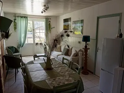 Télévision ou salle de divertissement dans l'établissement Le Gîte Vert