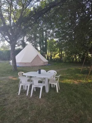 Jardin de l'établissement tente insolite