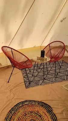 Coin salon dans l'établissement tente insolite