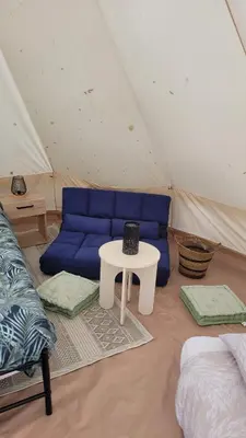 Coin salon dans l'établissement tente insolite