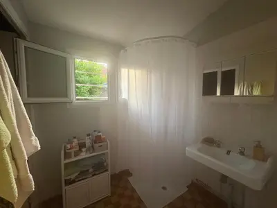 Salle de bains dans l'établissement Maison bord de plage